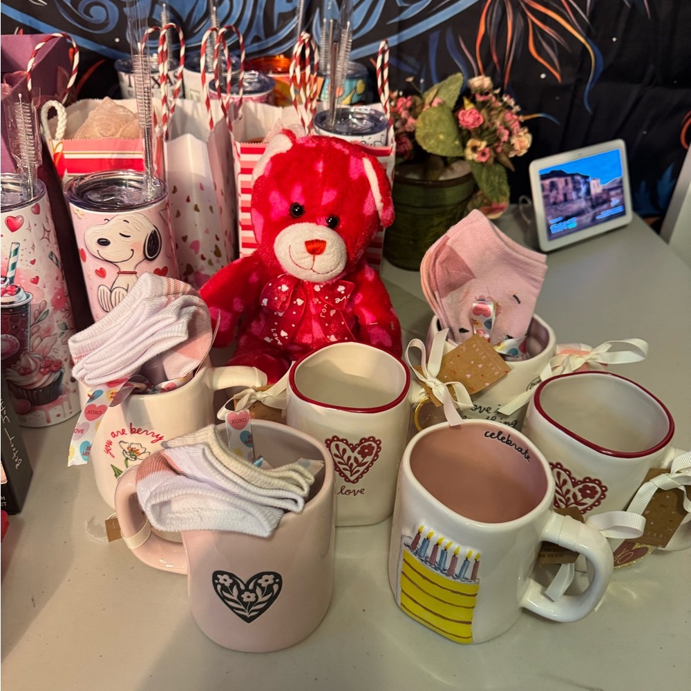 LIVE NO THEME SHARE SHOW Tuesdays at  4:00 PM CST! 😁👜🧦🧸👚🕯️💍👄🌻😊👜🧦💕🎁🥂💄💋 - Picture 6 of 14